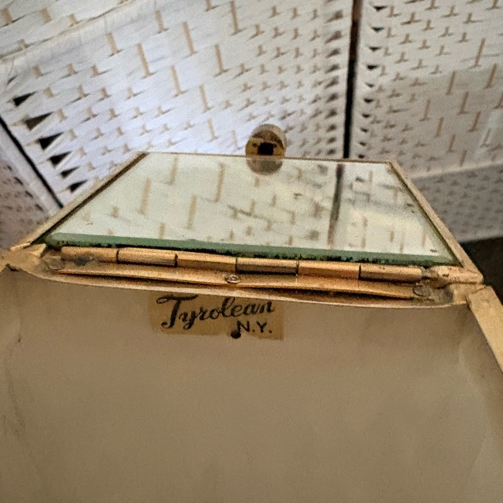 Vintage Tryolean NY White Pearl Lucite & Metal bag with Brass Filigree 1950 - Picture 4 of 8